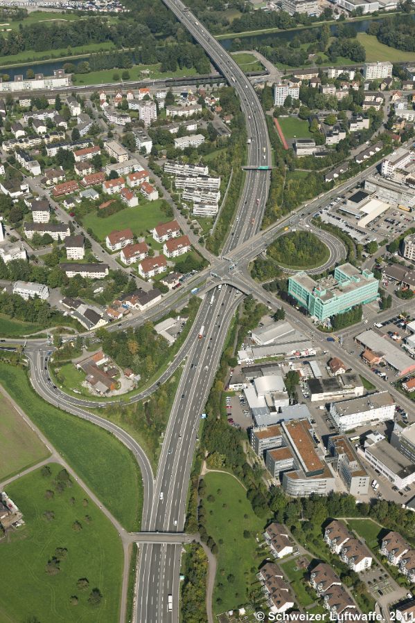 Doppelstöckige Kreuzung Urdorf-Nord (Position 2'673'907.43, 1'249'750.55): Autobahn A3/A4 und Bernstrasse.